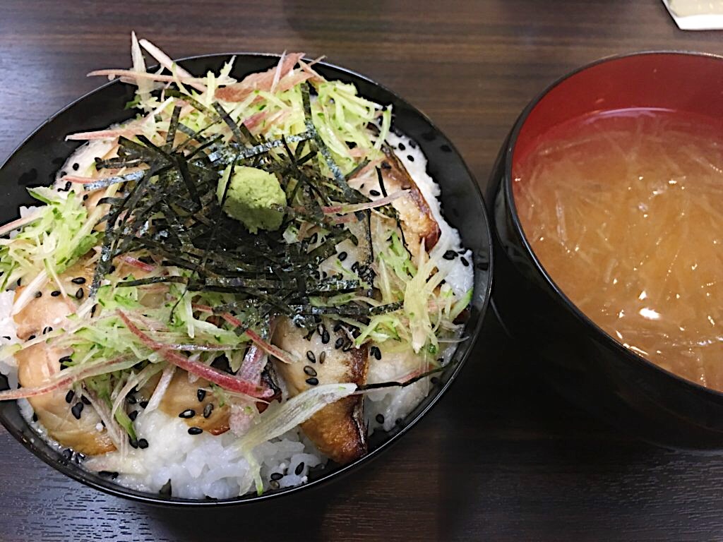 Grilled mackerel rice bowl